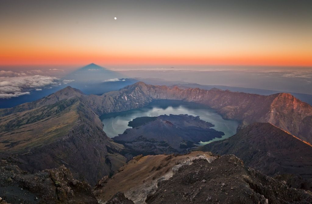 Sunrise over Rinjani crater